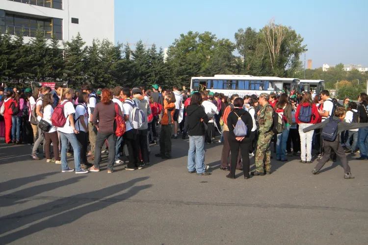 Elevii clujeni, cei mai multi participanti la actiunea "Let's do it, Romania" VIDEO si FOTO