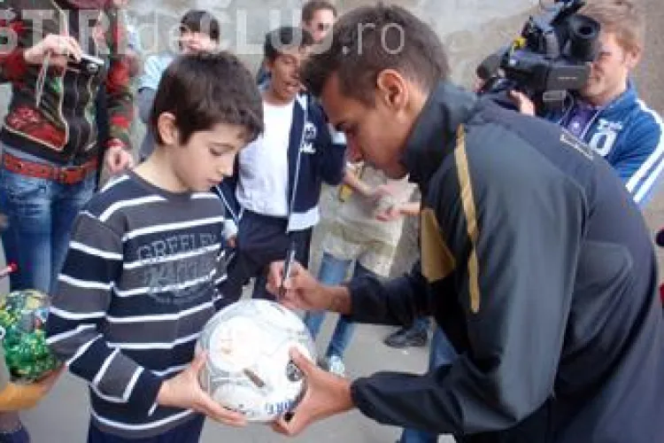 Jucatorii U Cluj dau autografe in Iulius Mall si campusul Hasdeu!