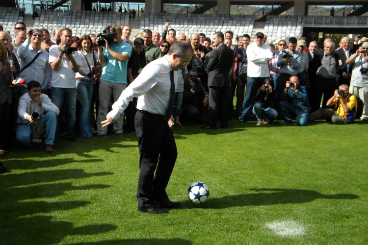 Emil Boc, fotbalist pe Cluj Arena! Premierul a executat primul penalty, dar a ratat FOTO si VIDEO