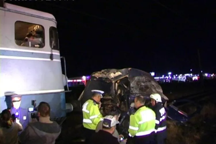 Dezmir - Microbuz lovit de tren! Masina a fost facuta praf si tarata 300 de metri VIDEO