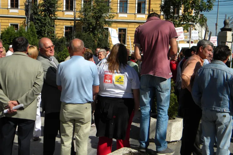 Angajatii Nokia Jucu au dat "ignore" protestului organizat de PSD si PNL in fata Prefecturii Cluj VIDEO