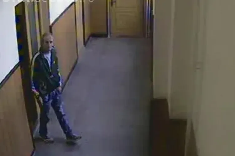 Vezi cum fura un tanar laptopuri din doua scoli din Dej VIDEO CAMERE DE SUPRAVEGHERE