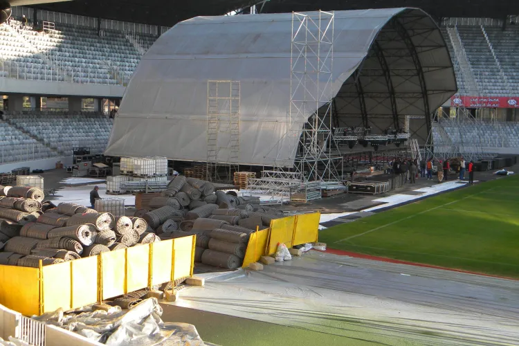 Scena pe care vor canta Scorpions si Smokie, aproape gata! Cat de bine arata totul de la aproape 40 de metri inaltime?