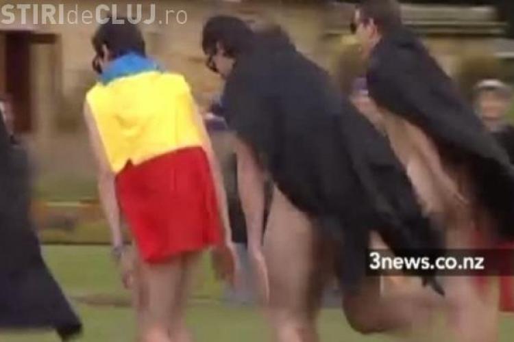 Rugbistii romani au jucat in pielea goala cu Noua Zeelanda! Unul dintre sportivi a folosit tricolorul ca pelerina VIDEO