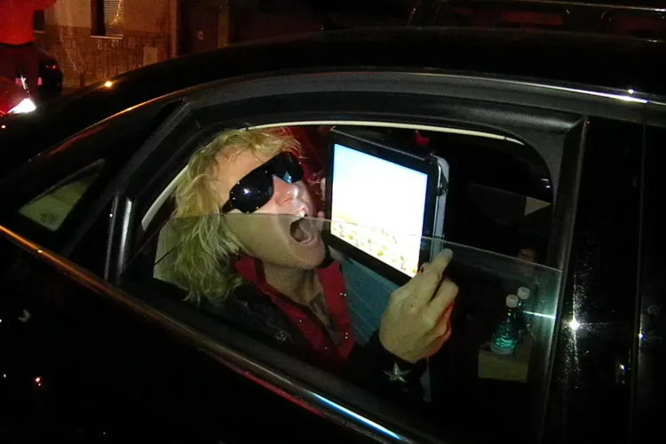 Rockerii de la Scorpions au dat in mintea copiilor! Bateristul se joaca toata ziua Angry Birds VIDEO