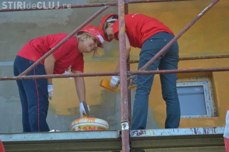 Bloggerii clujeni au lucrat pe rupte pe santierul Habitat pentru Umanitate Vezi FOTO