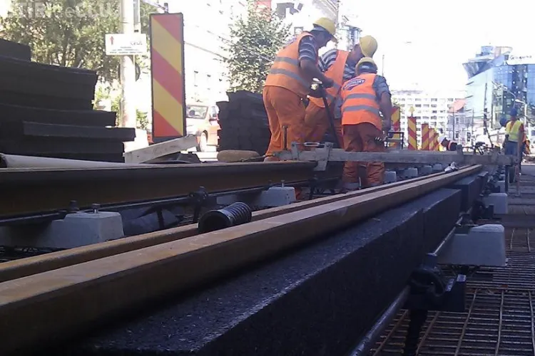 Se ridica masinile de pe strada Plopilor pentru a face loc lucrarilor la linia de tramvai