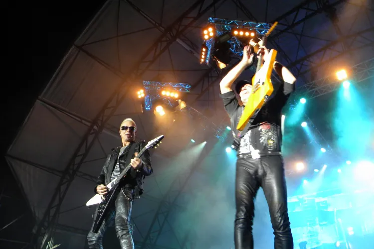 Chitaristii de la Scorpions, rockeri fara varsta! Vezi ce show au facut la marginea scenei VIDEO