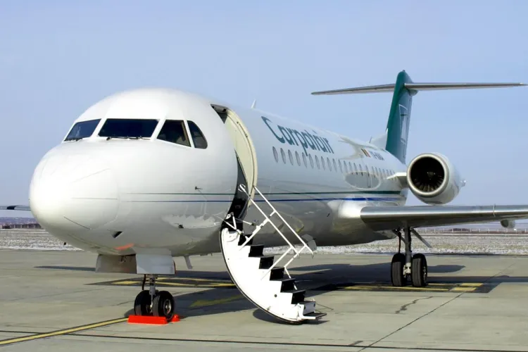 Carpatair a curatat de gheata avionul cu matura si luni dimineata la Cluj! Vezi marturia unui angajat VIDEO