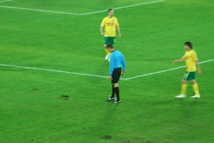 Arbitrul a "aranjat" cu piciorul gazonul sarit de pe Cluj Arena la meciul U Cluj - Kuban VIDEO si FOTO