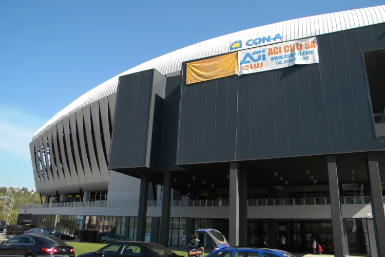 Dupa ce a fost huiduit, Tise si-a dat jos bannerul portocaliu de pe Cluj Arena FOTO