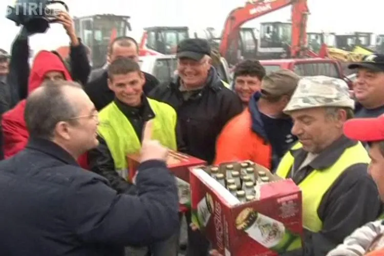 Emil Boc i-a cinstit cu bere pe muncitorii de la centura Valcele - Apahida - VIDEO