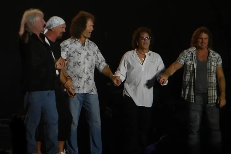 Smokie sau Scorpions? Vezi cum canta un stadion "Living next door to Alice" VIDEO