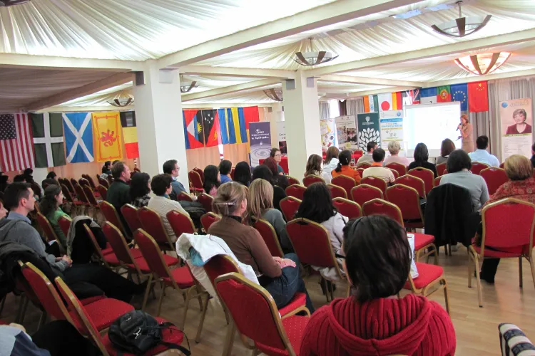 Parintii copiilor surdo-muti sau cu deficiente de auz au primit sfaturi de la medici si psihologi