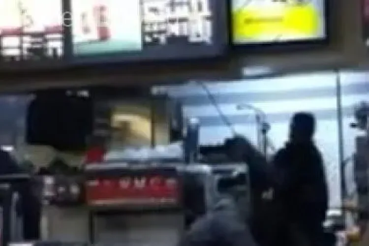 Ce bataie au mancat doua cliente McDonald's de la un angajat! VIDEO