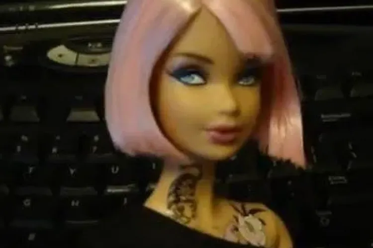 Noua papusa Barbie este tatuata VIDEO