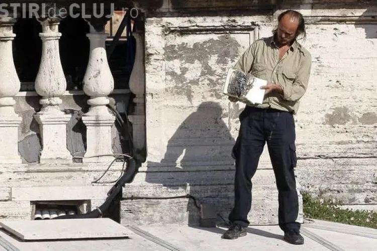 Un roman a incendiat o Biblie la Vatican FOTO