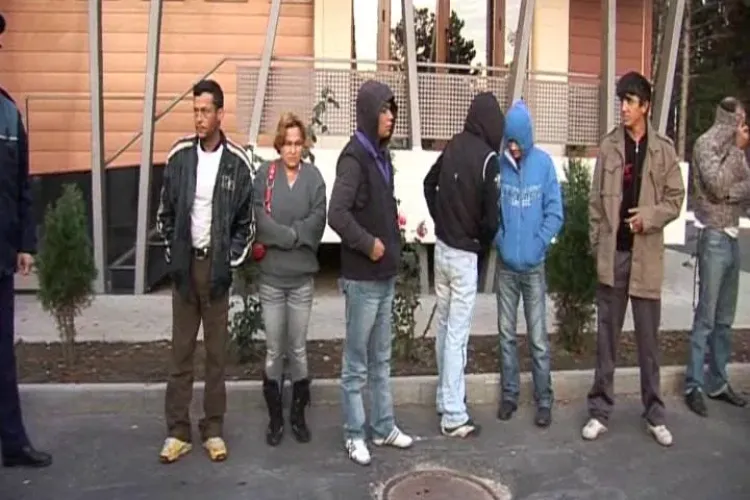 Razie intr-o colonie de tigani de pe strada Campului! 20 de oameni s-au stabilit in casa unui clujean VIDEO