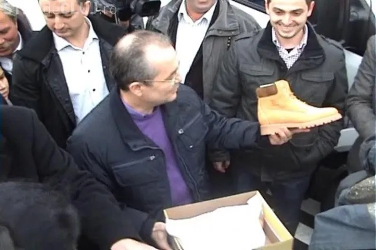 Emil Boc a primit bocanci Clujana de la finul lui, Alin Tise FOTO