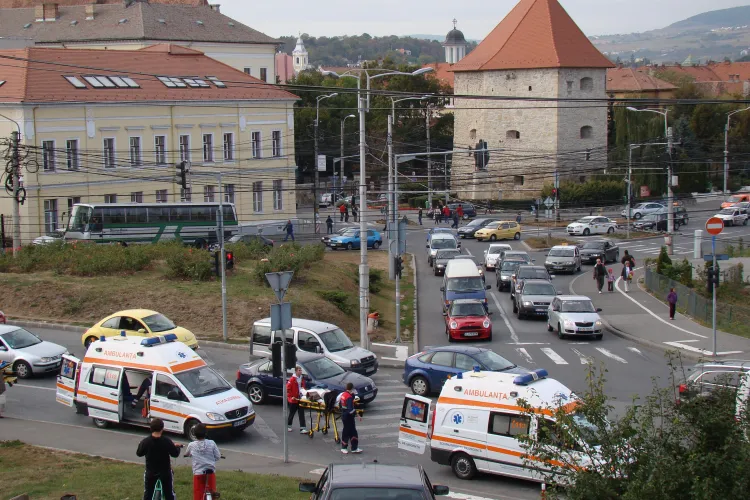 O ambulanta care transporta un pacient a ramas in drum din cauza unei defectiuni. Pacientul a fost mutat cu targa in plina strada in alta masina