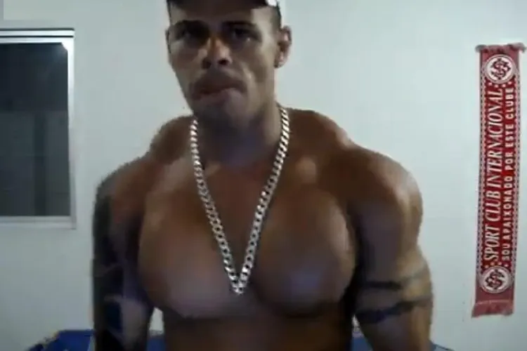 Din cauza steroizilor, unui culturist i-au crescut sani VIDEO