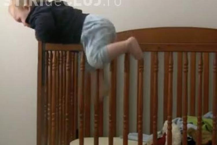 Vezi cum scapa un bebelus de ora de somn si distruge "probele" - VIDEO