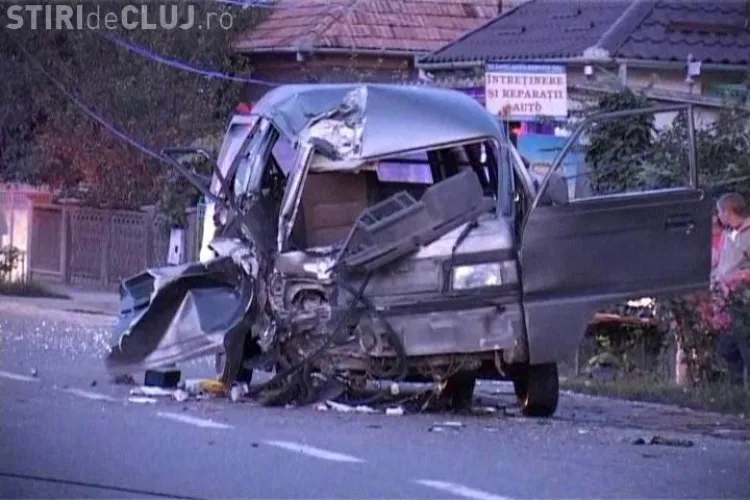 Accident la Iclod! Un microbuz a rupt un stalp de electricitate si a lasat doua localitati in bezna VIDEO