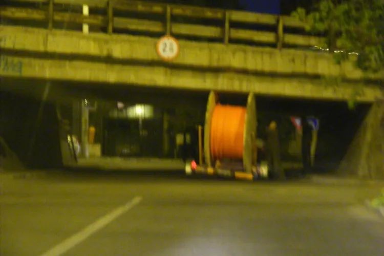 Acesta e cel mai ghinionist sofer din Cluj? A ramas intepenit sub podul de pe Calea Turzii. VEZI cum a scapat FOTO