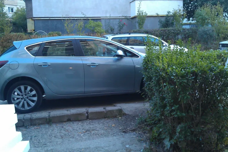 Nesimtire? Un sofer si-a parcat masina in usa unui bloc de pe Gheorghe Dima FOTO