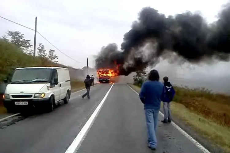 Autocar in flacari la iesire din Camarasu, judetul Cluj! VIDEO IMAGINI SPECTACULOASE