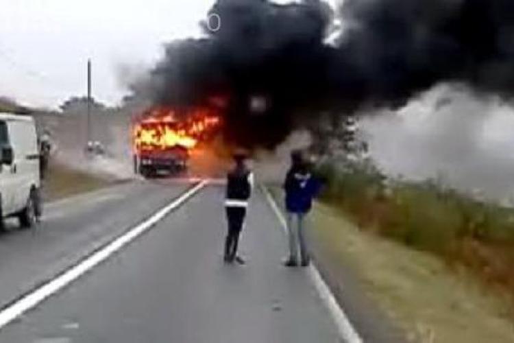 Autocarul care a luat foc la Camarasu transporta elevi din Gherla! Vezi de ce a luat foc VIDEO
