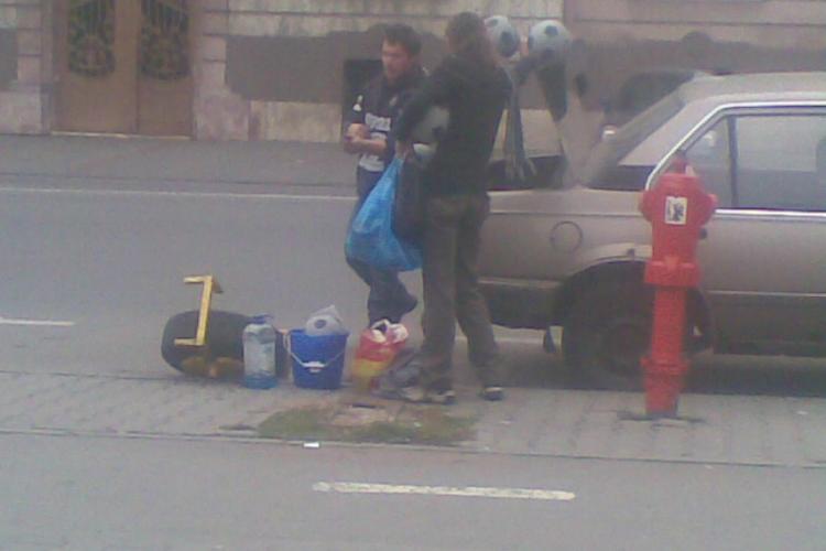 Tupeu de sofer! Si-a demontat roata blocata chiar sub ochii jandarmilor de la Prefectura Cluj FOTO