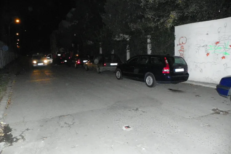 Masini zgariate pe strada Pandurilor, langa Parcul Iuliu Hatieganu FOTO