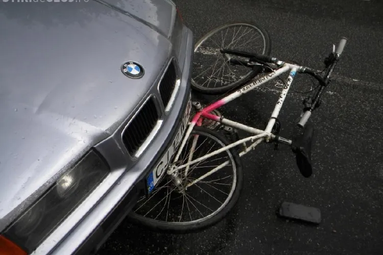 Biciclist lovit de un taximetrist in Piata Cipariu