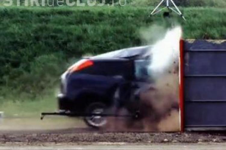 Ce se intampla cu o masina care loveste un zid de beton la 193 km/h VIDEO