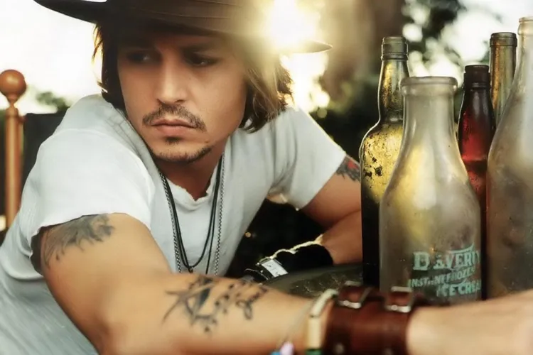 Johnny Depp, praf de beat! Actorul a cazut pe jos VIDEO