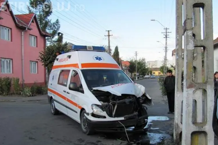 Ambulanta implicata intr-un accident in Gherla VIDEO si FOTO