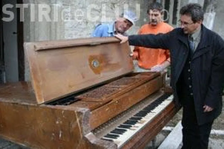 Pianul lui Franz Liszt, descoperit in subsolul Bisericii Reformate din Turda FOTO