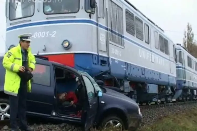 Masina lovita de tren in Lompirt, Salaj! O tanara a ramas blocata in masina si a fost spulberata de tren VIDEO IMAGINI SOCANTE