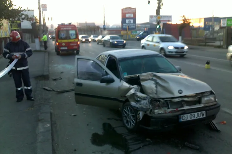 Accident pe Traian Vuia! Un barbat care isi repara masina langa Ambient a fost izbit in plin de un alt sofer VIDEO