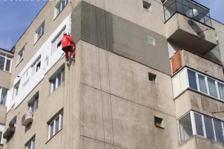 Alpinist utilitar ranit, dupa ce locatarul unui bloc i-a taiat cordelina