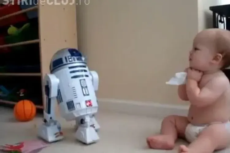 Un bebelus care discuta cu un robot, senzatie pe YouTube VIDEO