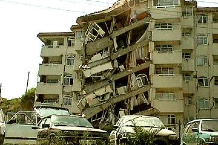 Cutremur in Turcia, regiunea Van, soldat cu morti si cladiri prabusite VIDEO