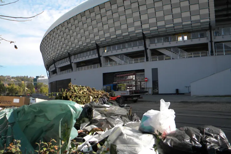 Cluj Arena isi arunca gunoaiele in fata stadionului, pe strada Splaiul Independentei VIDEO si FOTO