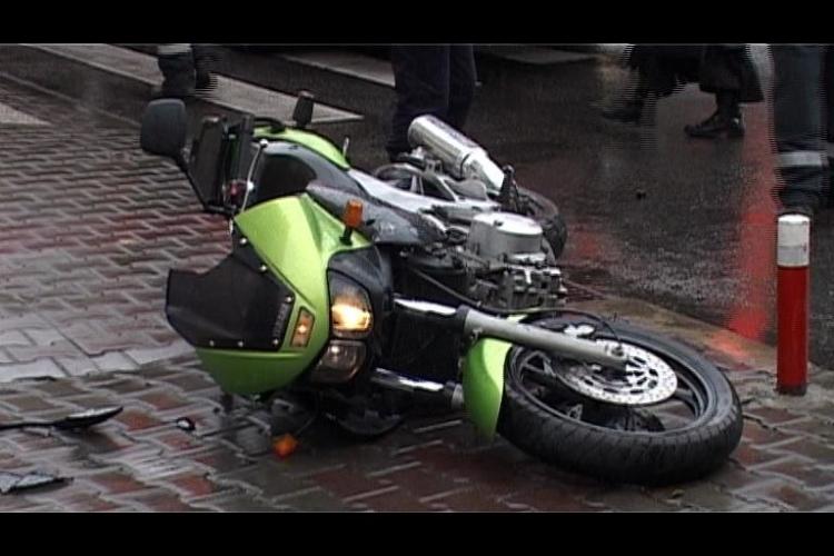 Accident in Piata Lucian Blaga, fosta Piata Pacii! Un motociclist a intrat pe rosu VIDEO si FOTO
