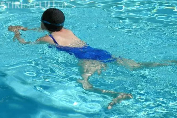 Bazinul de inot al Universitatii Tehnice, inca un pericol pentru copiii din Cluj. Atentie parinti: 60 de copii supravegheati de 3 instructori