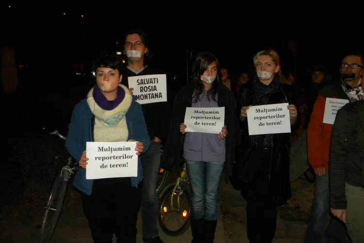Ocupati TVR Cluj! 30 de protestatari Rosia Montana cu leucoplast pe gura au protestat in fata televiziunii publice VIDEO si FOTO