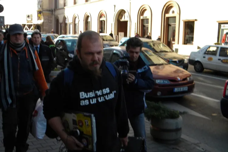 Protest la Conti! Cei 6 ecologisti baricadati in cladire au fost evacuati cu forta de politisti VIDEO si FOTO