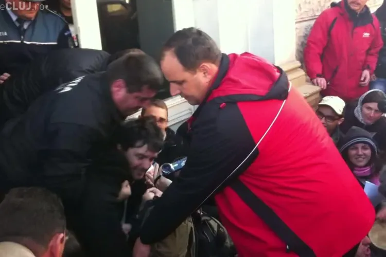 Sustinatorii protestului de la Conti au blocat intrarea in fostul hotel si au strigat "Fara violenta!" VIDEO