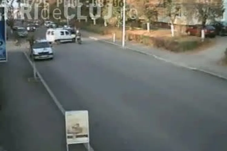 Vezi cum este lovit un scuter de un sofer din Dej si haosul din trafic VIDEO CAMERA DE SUPRAVEGHERE